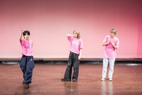 コント「初詣」より。小島、中江、岸本。