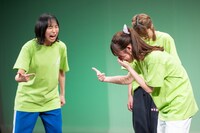 コント「初詣」より。鍛治島、茜、斎藤。