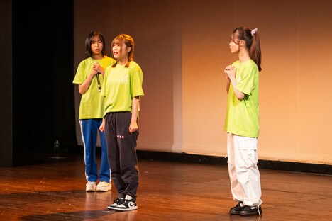 コント「初詣」より。鍛治島、茜、齋藤。