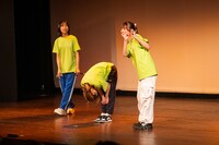 コント「初詣」より。鍛治島、茜、斎藤。