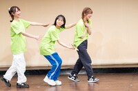 コント終了後、三者三様で緊張から解き放たれた表情を見せる斎藤、鍛治島、茜。