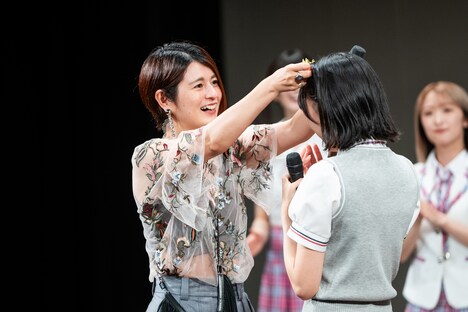 優勝者の鍛治島に「おもカワ」ティアラを授与する竹中夏海プロデューサー。