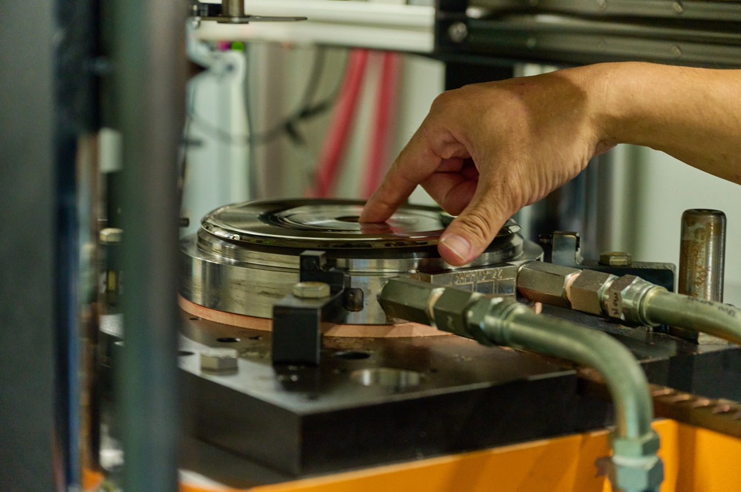 VINYL GOES AROUND PRESSING内観