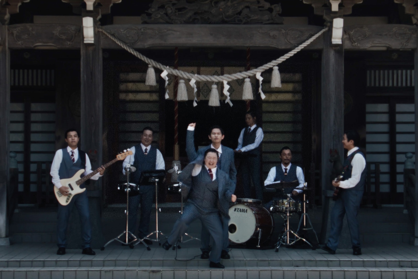 やす子が出演する、Lucky Kilimanjaro「かけおち」ミュージックビデオのワンシーン。