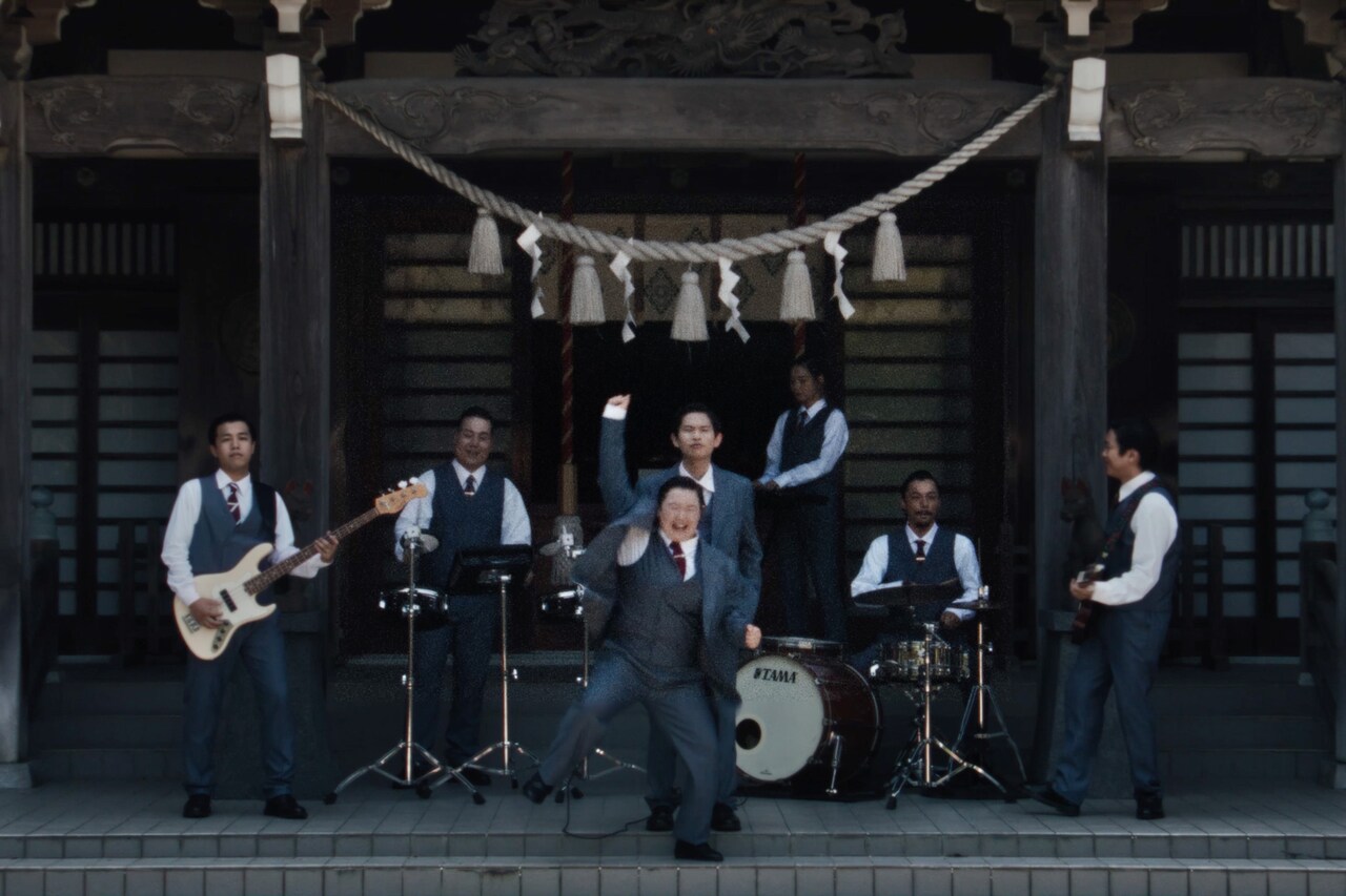 やす子が出演する、Lucky Kilimanjaro「かけおち」ミュージックビデオのワンシーン。