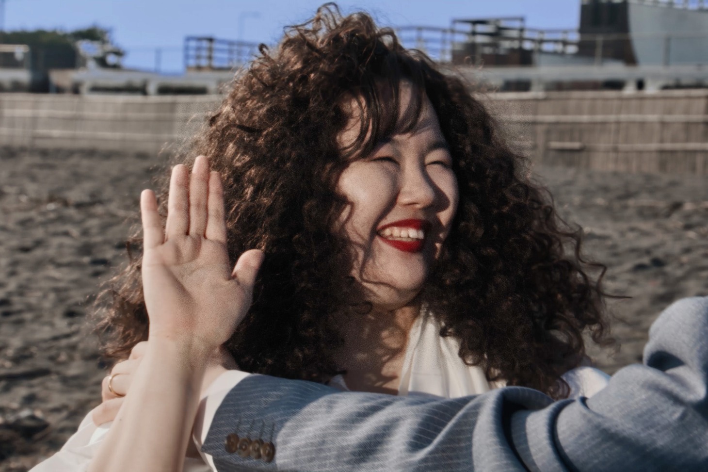 やす子が出演する、Lucky Kilimanjaro「かけおち」ミュージックビデオのワンシーン。