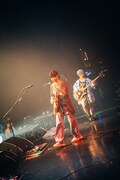 もっさ（Vo, G）、藤田（B）。（Photo by Kana Tarumi）