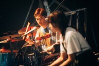 カズマ・タケイ（Dr）（Photo by Kana Tarumi）