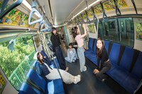 広告ビジュアルジャックした新交通ゆりかもめに乗車するDevil ANTHEM.。