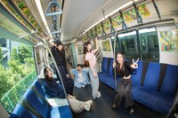 広告ビジュアルジャックした新交通ゆりかもめに乗車するDevil ANTHEM.。