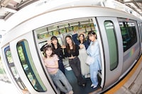 広告ビジュアルジャックした新交通ゆりかもめに乗車するDevil ANTHEM.。