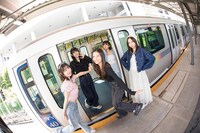 広告ビジュアルジャックした新交通ゆりかもめに乗車するDevil ANTHEM.。