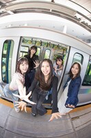 広告ビジュアルジャックした新交通ゆりかもめに乗車するDevil ANTHEM.。