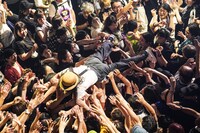 フロアに飛び込んでクラウドサーフするMAGUMI。（撮影：緒車寿一）