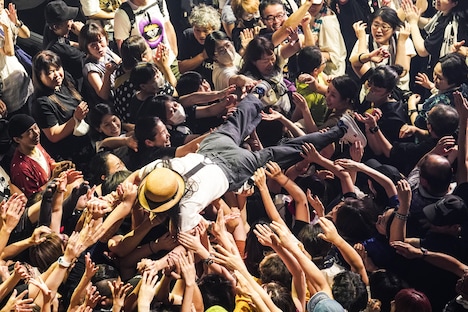 フロアに飛び込んでクラウドサーフするMAGUMI。（撮影：緒車寿一）