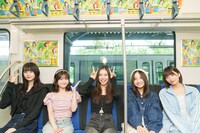 広告ビジュアルジャックした新交通ゆりかもめに乗車するDevil ANTHEM.。