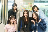 広告ビジュアルジャックした新交通ゆりかもめに乗車するDevil ANTHEM.。