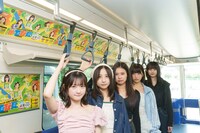 広告ビジュアルジャックした新交通ゆりかもめに乗車するDevil ANTHEM.。