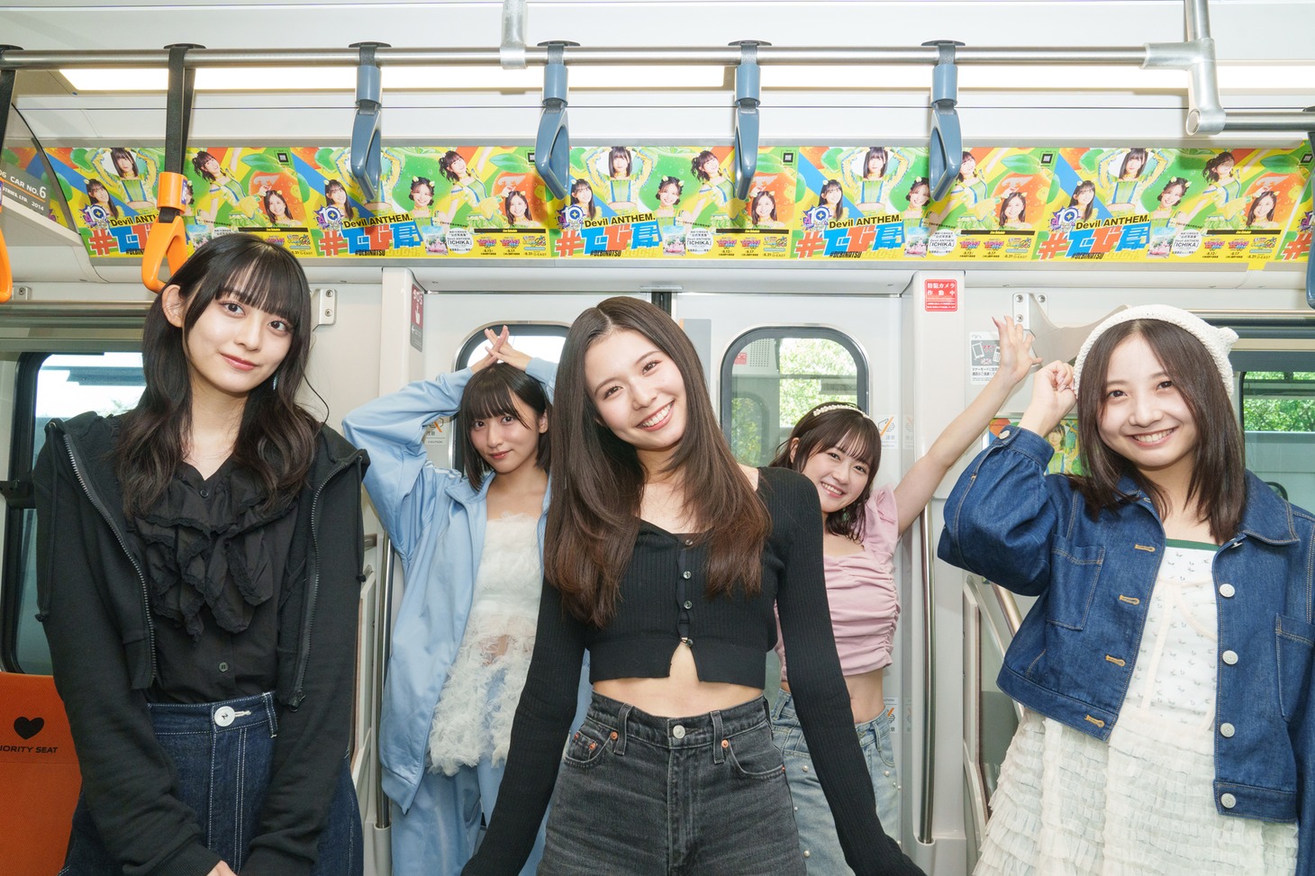 広告ビジュアルジャックした新交通ゆりかもめに乗車するDevil ANTHEM.。