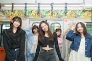 広告ビジュアルジャックした新交通ゆりかもめに乗車するDevil ANTHEM.。