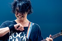 田淵智也（B）（Photo by Viola Kam［V'z Twinkle］）