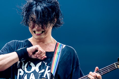 田淵智也（B）（Photo by Viola Kam［V'z Twinkle］）