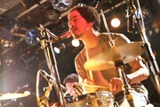 辻村豪文（Vo, G, Dr）（撮影：内藤まみ）