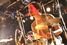 辻村豪文（Vo, G, Dr）（撮影：内藤まみ）