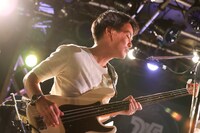 辻村友晴（Vo, B, musical saw）（撮影：内藤まみ）
