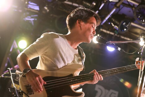 辻村友晴（Vo, B, musical saw）（撮影：内藤まみ）