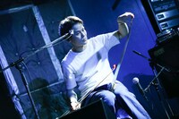 辻村友晴（Vo, B, musical saw）（撮影：内藤まみ）