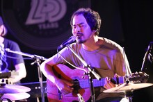 辻村豪文（Vo, G, Dr）（撮影：内藤まみ）