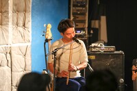 辻村友晴（Vo, B, musical saw）（撮影：内藤まみ）