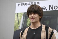 報道陣の質問に応じる佐野勇斗（M!LK）。