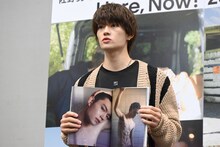 お気に入りの1枚（ページ左）を説明する佐野勇斗（M!LK）。