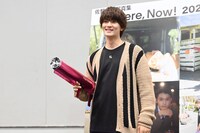 10周年祝いでバズーカ型クラッカーを撃つことになった佐野勇斗（M!LK）。