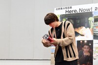 引き金を確認する佐野勇斗（M!LK）。