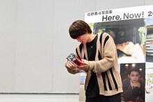 引き金を確認する佐野勇斗（M!LK）。