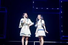 ツアー初日の桜井えま（左）と仲村悠菜（右）。