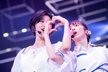 ツアー初日の小林歌穂（左）と真山りか（右）。