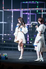 ツアー初日、セクシーな衣装をアピールする桜木心菜（左）。