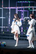 ツアー初日、セクシーな衣装をアピールする桜木心菜(左)。