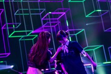 小久保柚乃（右）の胸ぐらをつかむ桜木心菜（左）。