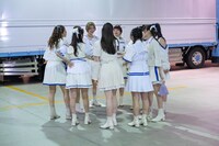 ステージ裏で円陣を組む私立恵比寿中学。