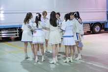 ステージ裏で円陣を組む私立恵比寿中学。