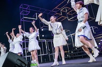 春ツアーの様子。中央が真山りか（左）と風見和香（右）。