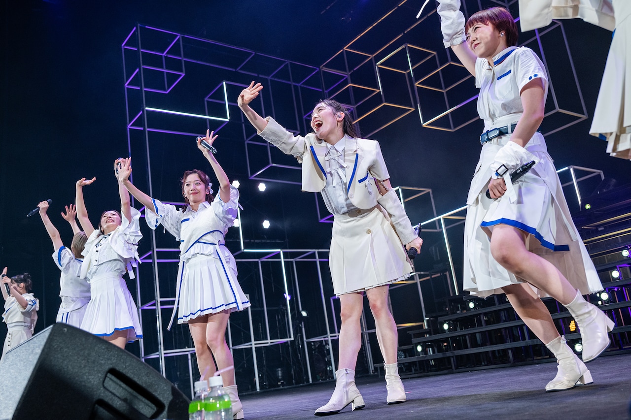 春ツアーの様子。中央が真山りか(左)と風見和香(右)。