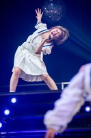 「EBINOMICS」でフェイクの口パク芸を披露する小林歌穂。