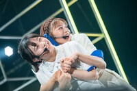 仲村悠菜（左）にじゃれつく星名美怜（右）。