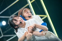 仲村悠菜（左）にじゃれつく星名美怜（右）。